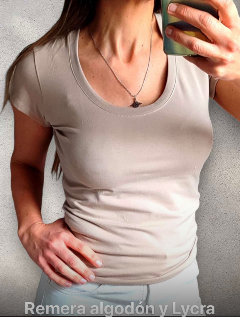 Remera Básica Con Elastano Escote Redondo